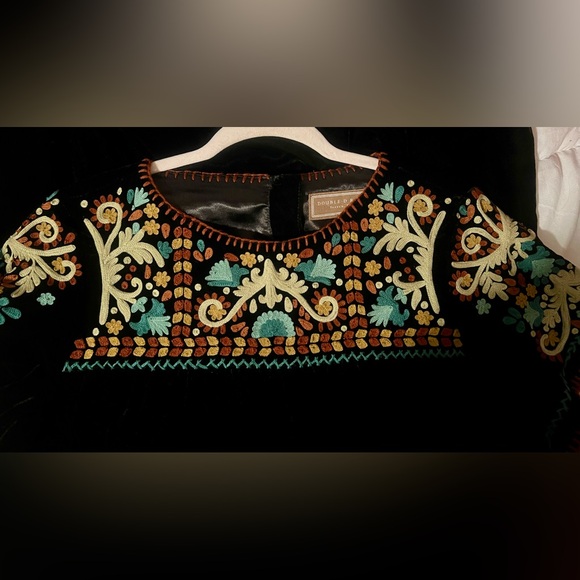 Elegant Black Embroidered Dress - Picture 3 of 7